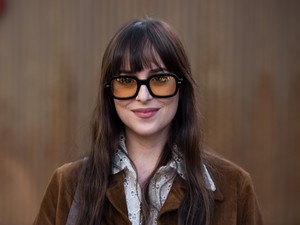Dakota Johnson vagány szettben tért vissza Amerikába, de nézzétek kivel találkozott!