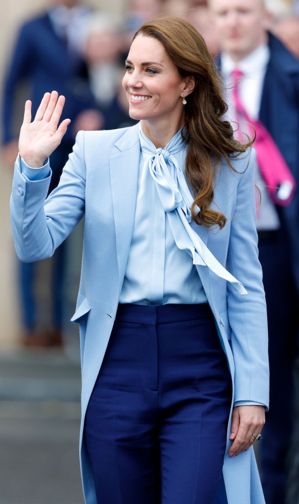 A világoskék nagyon üde megjelenést kölcsönöz Katalin hercegné számára