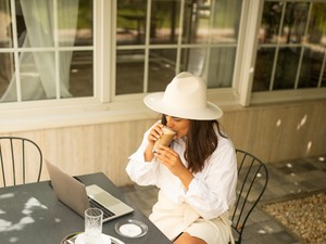 Bognár Bogi imád sikkes kiegészítőkkel kísérletezni