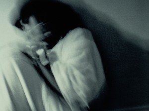 Több mint 220 ezer magyar nő szenved el fizikai vagy szexuális bántalmazást a partnerétől, mégsincs hatékony védelmi háló az áldozatok számára