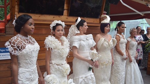 Ezek az álomszép menyasszonyi ruhák vécépapírból készültek!