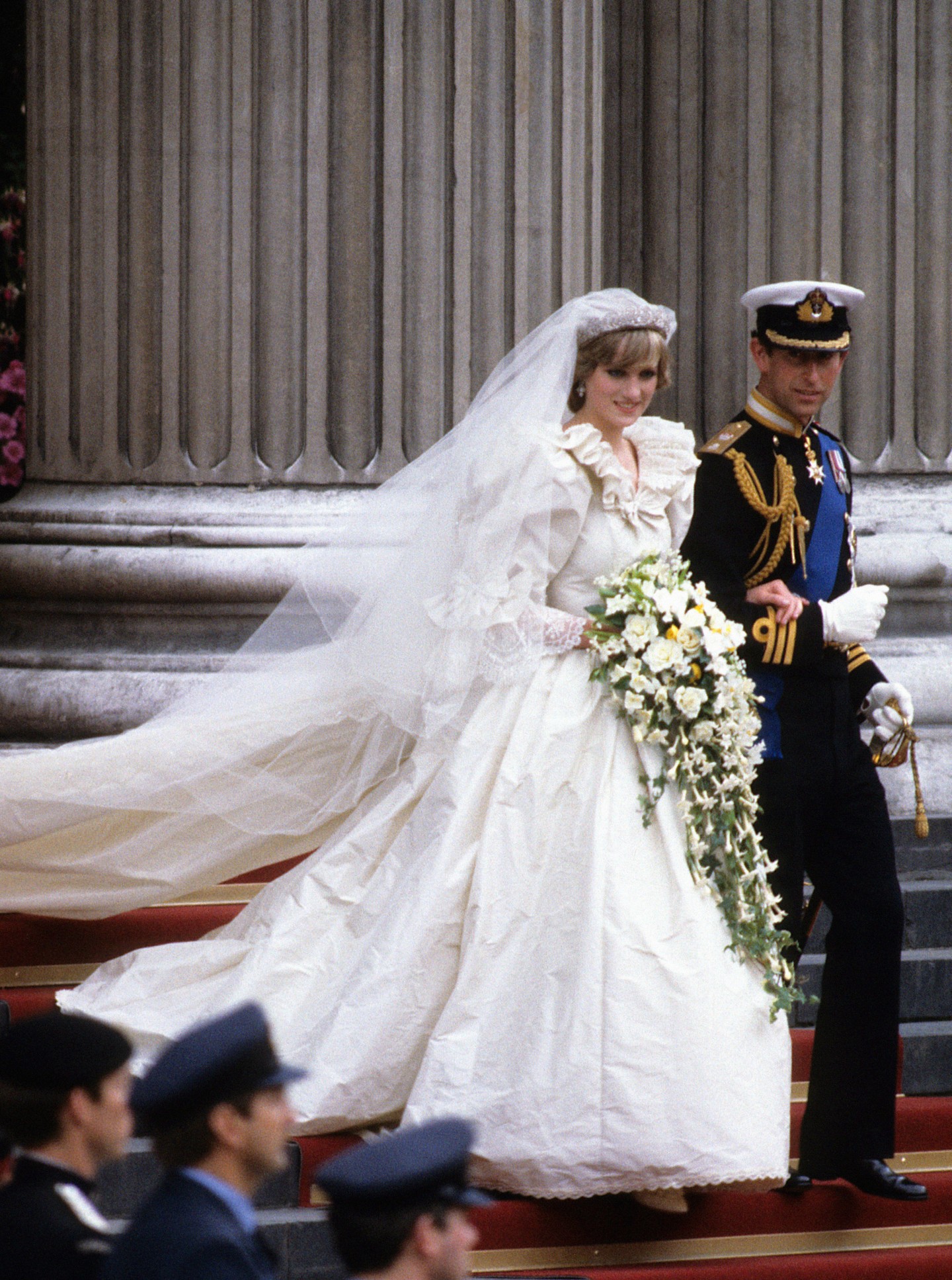 Diana Spencer és Károly herceg, 1981: Diana hercegné hatalmas menyasszonyi csokra a gardénia, a madagaszkári jázmin, az orchidea, a gyöngyvirág, a rózsa, a frézia, a veronika, a borostyán, a mirtusz és pletyka virág csodálatos kombinációjából készült. A mérete korrelált a ruhája méretével, hiszen aránytalanul nézett volna ki, ha a hercegné habos-babos ruhájában olyan csokrot tart a kezében, mint például Katalin hercegné. 