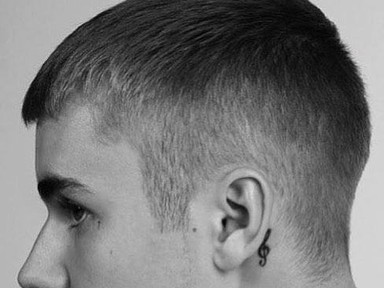 Szegény Justin Bieber nem talál sehol fehér pólót, ezért terveztetett magának egy egész kollekciót