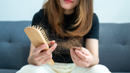 Hullik a hajad? A hajszínednek is köze lehet hozzá