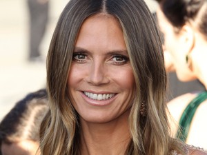 Heidi Klum ismét megvillantotta legendásan formás lábait, nem tudunk betelni vele
