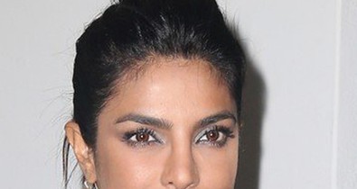 Priyanka Chopra megmutatta a tökéletes utazós szettet: kényelmes és sikkes egyszerre