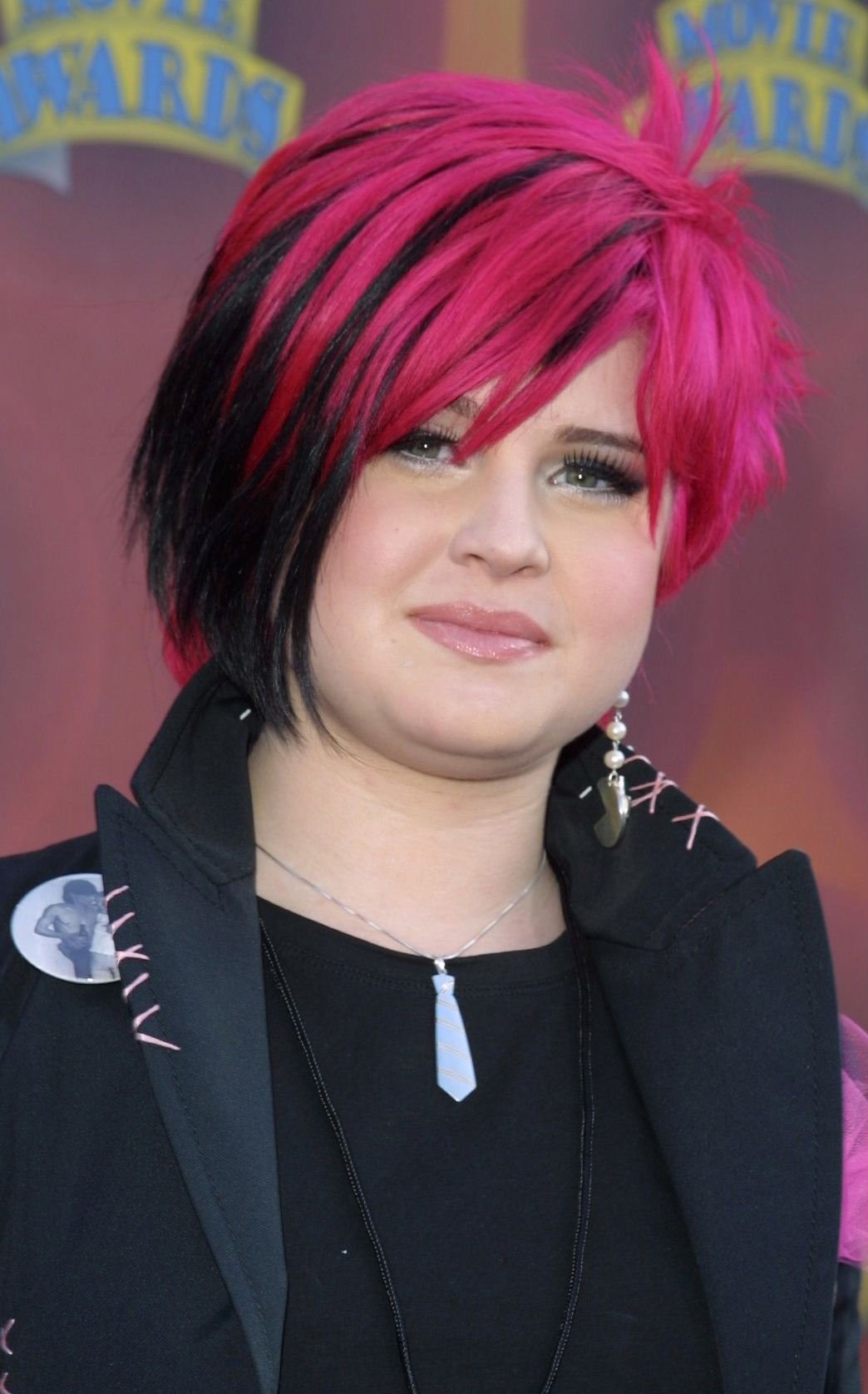 Kelly Osbourne-t 2002-ben ismerte meg a nagyvilág, amikor elindult a The Osbournes című reality, ami az Osbourn család kalandos hétköznapjait mutatta be. 