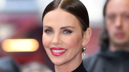 Vagányabbat nem láttunk Charlize Theron bilifrizurájánál