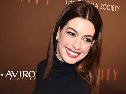 Anne Hathaway fekete kezeslábasa egy igazi álom