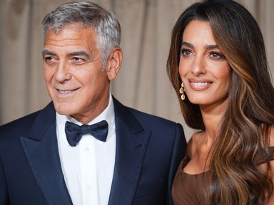 Amal Clooney földöntúli szépségként ragyogott arany ruhájában George Clooney mellett