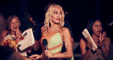 Miley Cyrus fehérneműben pózol a brit Vogue címlapján