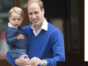 A kis György is megérkezett megismerni a ma született babát