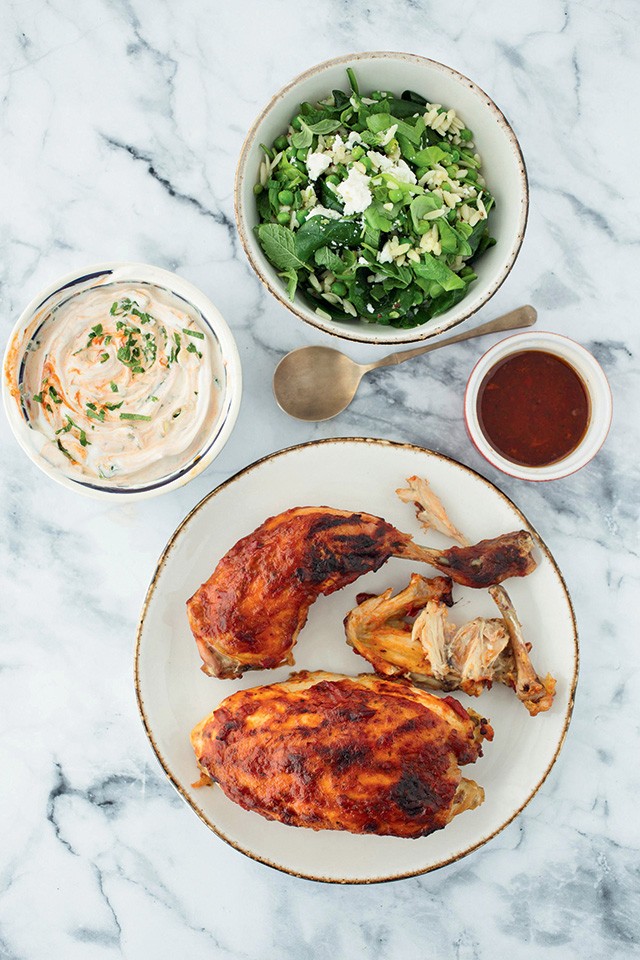 Könnyű és isteni finom: Csilis-pestós sültcsirke mentás joghurttal