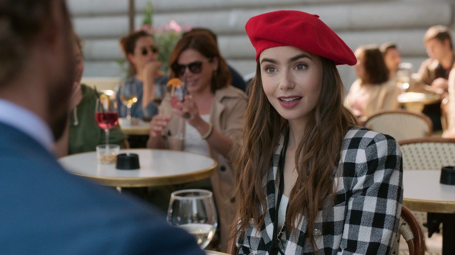 Lily Collins Emily-nek öltözött, és milyen jól tette