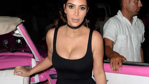 Kim Kardashian mellei alig férnek a kis feketéjébe