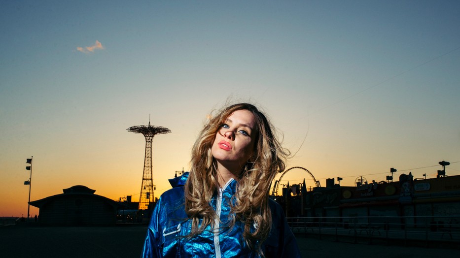 Myra Monoka kikéri magának a minden nőt megillető tiszteletet legújabb dalában - Hallgasd meg nálunk először