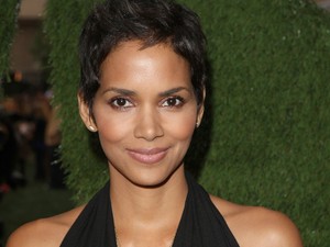 Halle Berry 50 éves, de a frizurája akár egy 17 évesé!