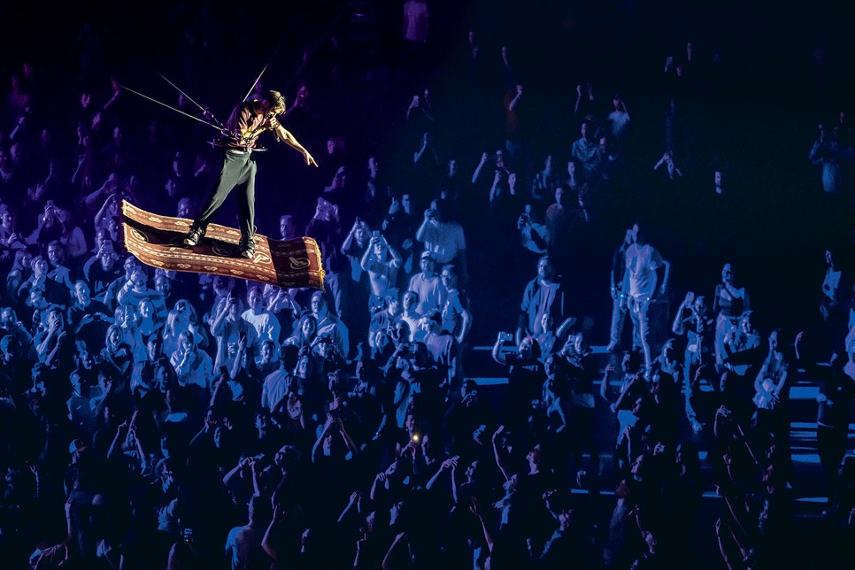 Krúbi munkamániásnak tartja magát, de mégsem tartozik azon előadóművészek közé, akik havonta ontják magukból az új slágereket, és azzal is tisztában van, hogy a zenei karrier és a békés magánélet nem feltétlen összeegyeztethető, mégis maga jár boltba, bár gyakran sapkában, kapucnis pulcsiban és maszkban, mivel szereti, ha például a gyümölcsös pult körül nyugodtan tud válogatni