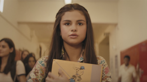 Selena Gomez egy bajszos középkorú apát játszik a saját klipében