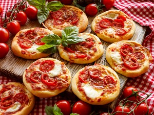 Napi recept: zárd házi mini pizzával az évet! Kötelező partikellék