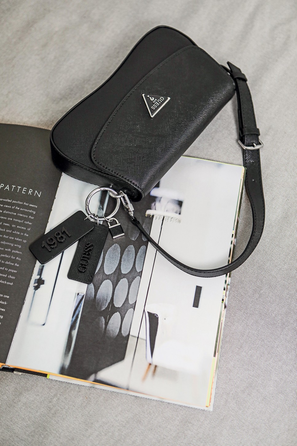 Táska kulcstartóval GUESS – Van Graaf 39 990 Ft