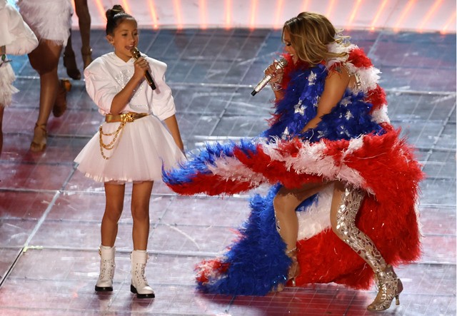 Jennifer Lopez és a 11 éves kislánya, Emme a színpadon