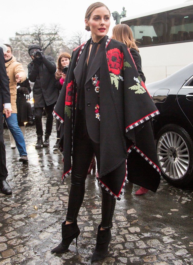 Évek óta tudjuk, hogy a divathetek utcáin kevés izgalmasabb stílusvezért látni a divatfővárosokban Olivia Palermonál, a hímzett poncsója pazar darab.