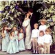 A menyasszony és a vőlegény a templom bejáratánál a koszorús lányokkal és fiúkkal. A kislányok ruháját Claire Waight Keller, a Chloe tervezője készítette, aki ugyancsak jelen volt az eseményen.