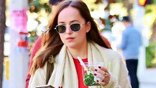 Dakota Johnson megmutatja az év farmertrendjét