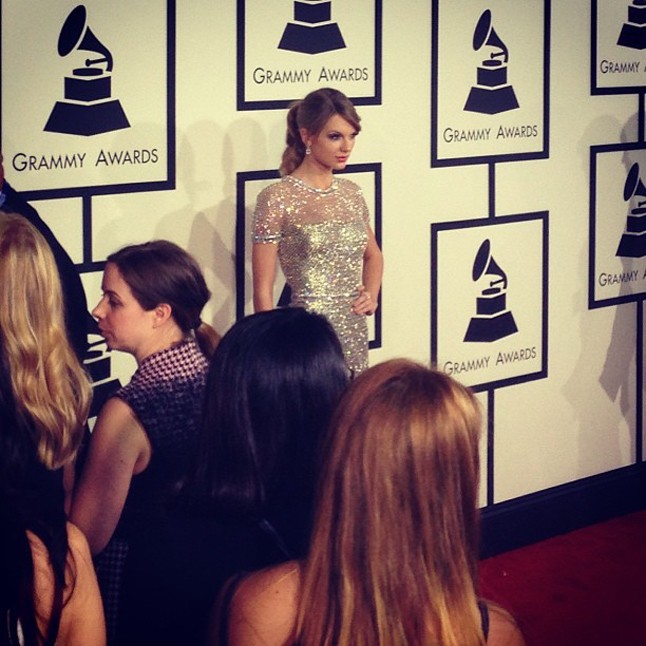 Taylor a vörös szőnyegen nagyon különleges szettben jelent meg.