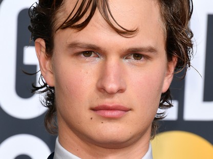 Ansel Elgort csillogó szemsminkben és kilakozott körmökkel érkezett a Golden Globe gálára