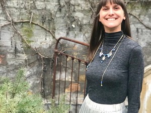 Szabó Nóra ma saját készítésű nyakláncot és kedvenc szoknyáját viseli!