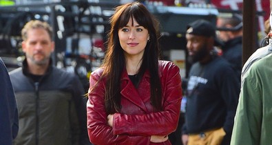 Dakota Johnson lélegzetelállító piros ruhája azonnal Valentin-napi hangulatba hoz