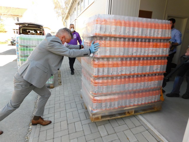 54 000 palack vitaminitalt adományoztak rászoruló családoknak, idősotthonoknak, hajléktalanszállóknak