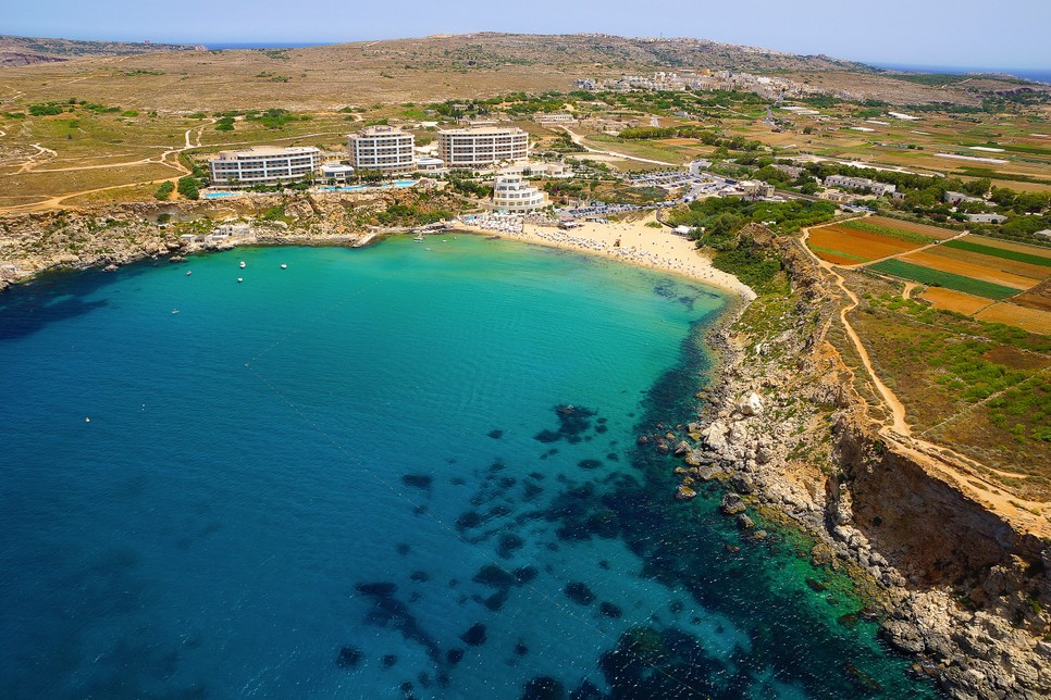Íme a gyönyörű Golden Bay, avagy Arany-öböl, Málta egyik legszebb homokos strandja