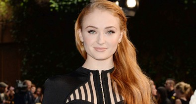 A Trónok harca vörös szépsége rettenetes ruhában mutatott bugyit