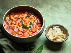 Az olasz csodaleves titkos receptje, amitől akár évekkel tovább élhetsz: véd a krónikus gyulladástól és elképesztően finom