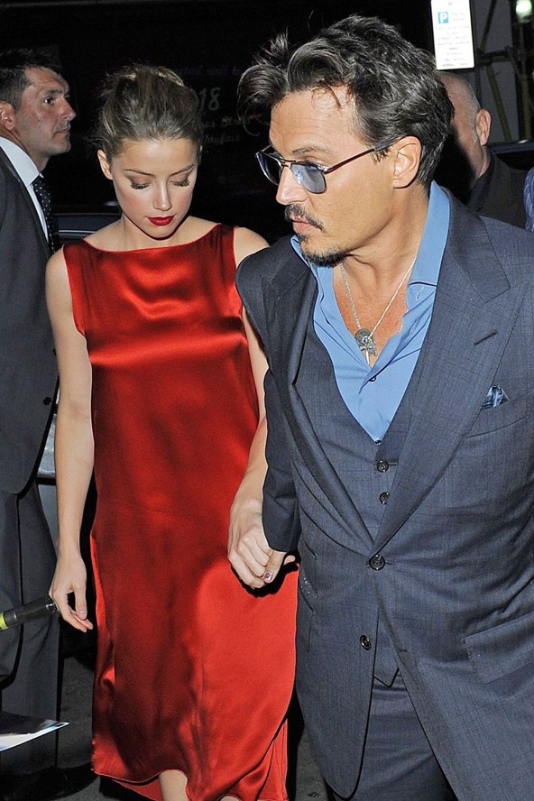 Johnny Depp & Amber Heard. A színészek 2013 elején még mással voltak kapcsolatban, tavaszra viszont már egy párt alkottak. Azóta Amber az év nagy részét Johnny-val és gyerekeivel töltötte.