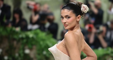 Így még sosem láthattuk: Kylie Jenner Disney-hercegnőnek öltözött, álomszép ruhában vonult végig a kifutón