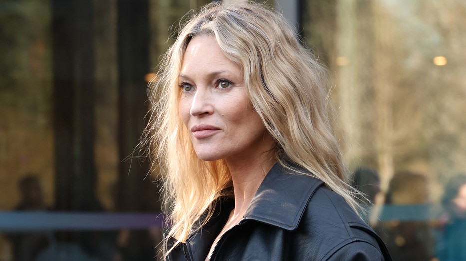 Kate Moss gyönyörű szettben szabadította fel a melleit