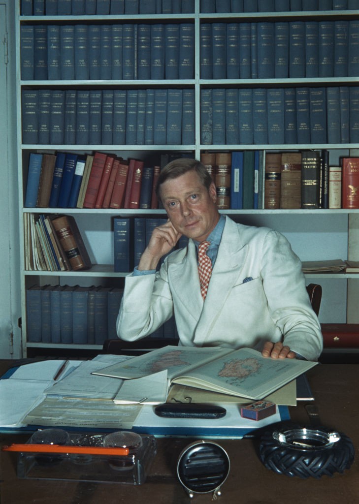 Windsor hercege (1894-1972) könyvekkel és papírmunkával telezsúfolt íróasztalánál a bahamai Nassauban található kormányházban, 1942 körül. Windsor hercege 1940 és 1945 között a Bahamák kormányzója volt