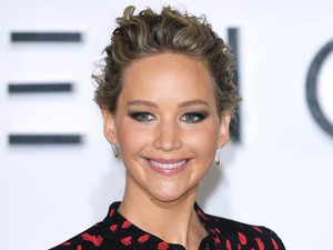 Jennifer Lawrence egy cukorfalat ebben a ruhában