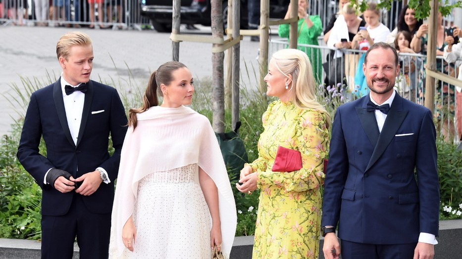 Marius Borg Hoiby, Ingrid Alexandra hercegnő, Haakon koronaherceg és Mette-Marit koronahercegnő egy hivatalos eseményen 2022-ben