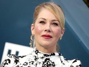 Romlott Christina Applegate állapota, kórházba szállították a színésznőt