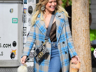 Elég a fekete kabátokból! Inspirálódj Hilary Duff vagány, vidám szettjéből