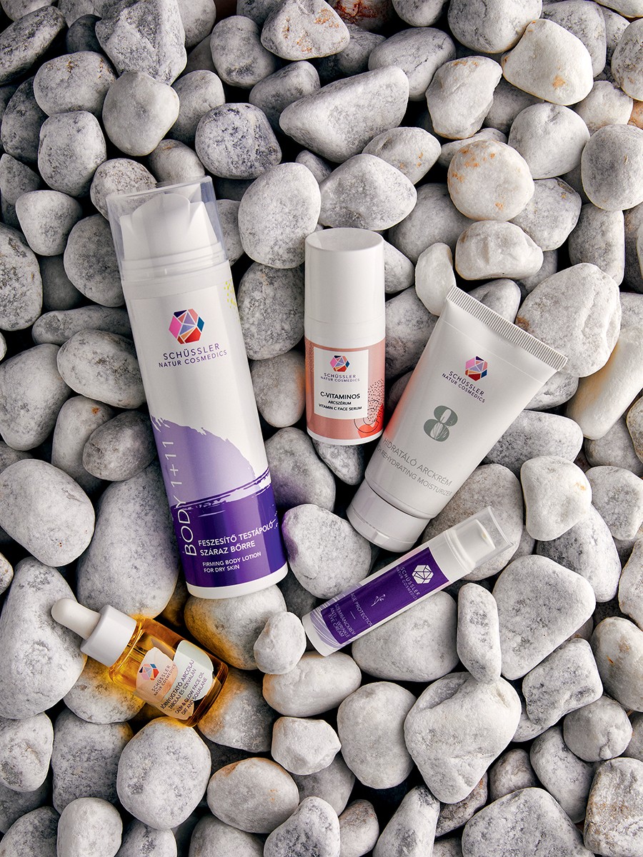 Válogatás a SCHÜSSLER kozmetikumaiból: Bőrnyugtató arcolaj zabolajjal és szkvalánnal SCHÜSSLER 8590 Ft/30 mlBody 1+11 feszesítő testápoló száraz bőrre SCHÜSSLER 4390 Ft/200 ml (21,95 Ft/1 ml)C-Vitaminos arcszérum SCHÜSSLER 6590 Ft/30 mlNr. 8 hidratáló arckrém SCHÜSSLER 3290 Ft/75 ml (43,86 Ft/1 ml)Age Protection szemkörnyékápoló SCHÜSSLER 4990 Ft/15 ml