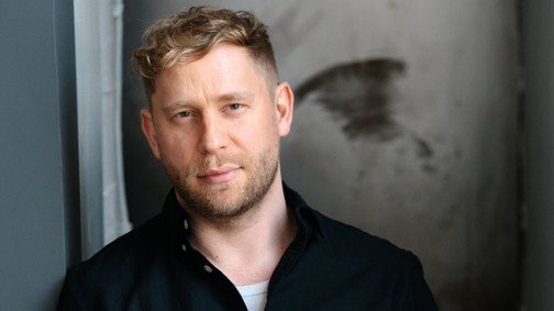 „Ha választanom kellene az irodalmi Nobel-díj és egy kiegyensúlyozott, boldog élet között, lesz@rnám a díjat” — Horváth András Dezső interjú 