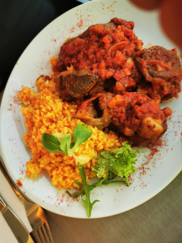 Vörösboros zöldséges borjúlábszár parázsburgonyával és vajas baby zöldségekkel 4350 Ft