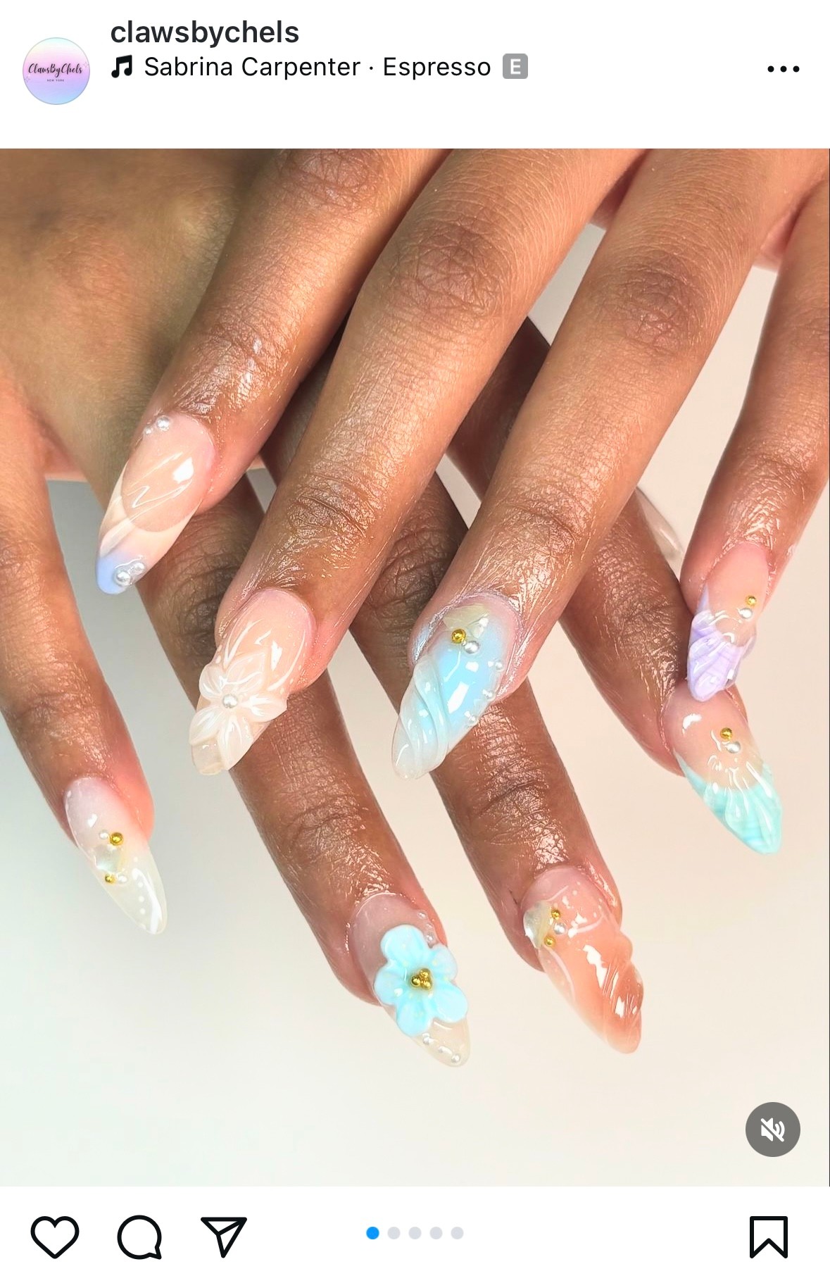 A pasztell árnyalatai és a virágok együtt trópusi hangulatot idéznek