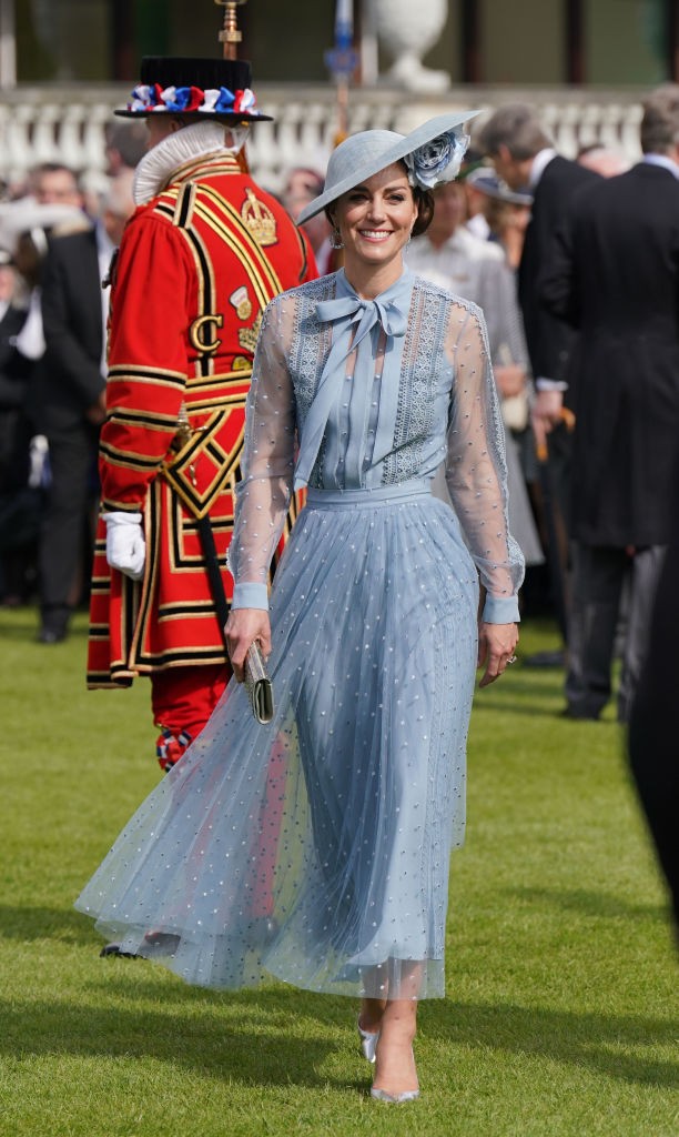 2023 - A Buckingham-palotában megrendezett kerti party-n egy púderkék Elie Saab kreációban tűnt fel. 
